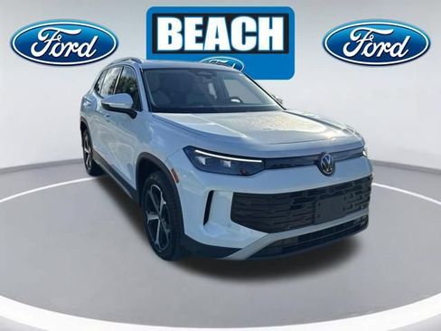 Used 2025 Volkswagen Tiguan SE AWD/4WD image 1