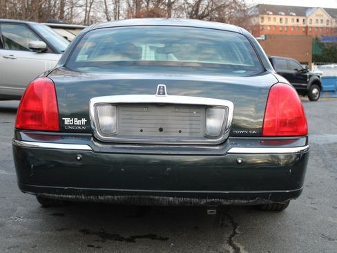 Used 2003 Lincoln Town Car Signature image 5