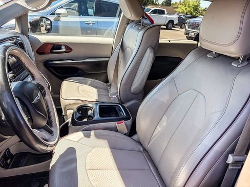 Used 2017 Chrysler Pacifica Limited w/ UConnect Theater Package FWD image 9