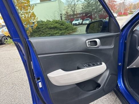 Used 2022 Hyundai Venue SEL image 34