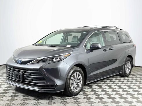 Used 2025 Toyota Sienna LE AWD/4WD image 1