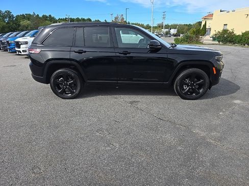 Certified 2025 Jeep Grand Cherokee Altitude image 8