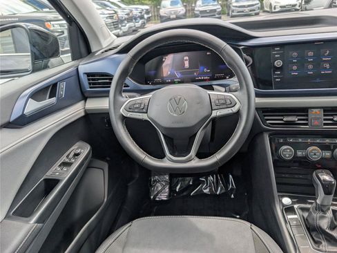 Used 2024 Volkswagen Taos SE w/ Panoramic Sunroof Package FWD image 17