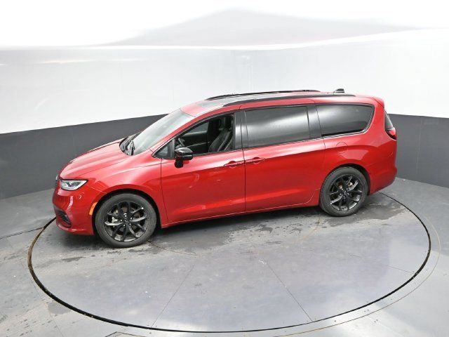 Used 2025 Chrysler Pacifica Limited FWD image 48