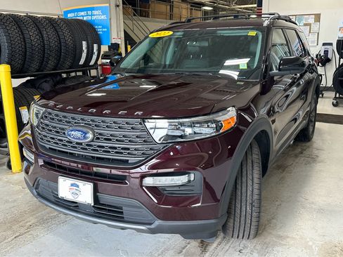 Used 2022 Ford Explorer XLT w/ Equipment Group 202A image 5