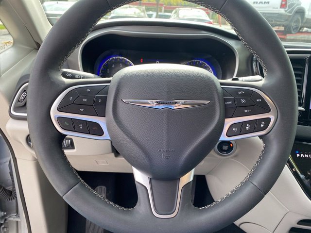 Used 2024 Chrysler Pacifica Touring-L FWD image 17