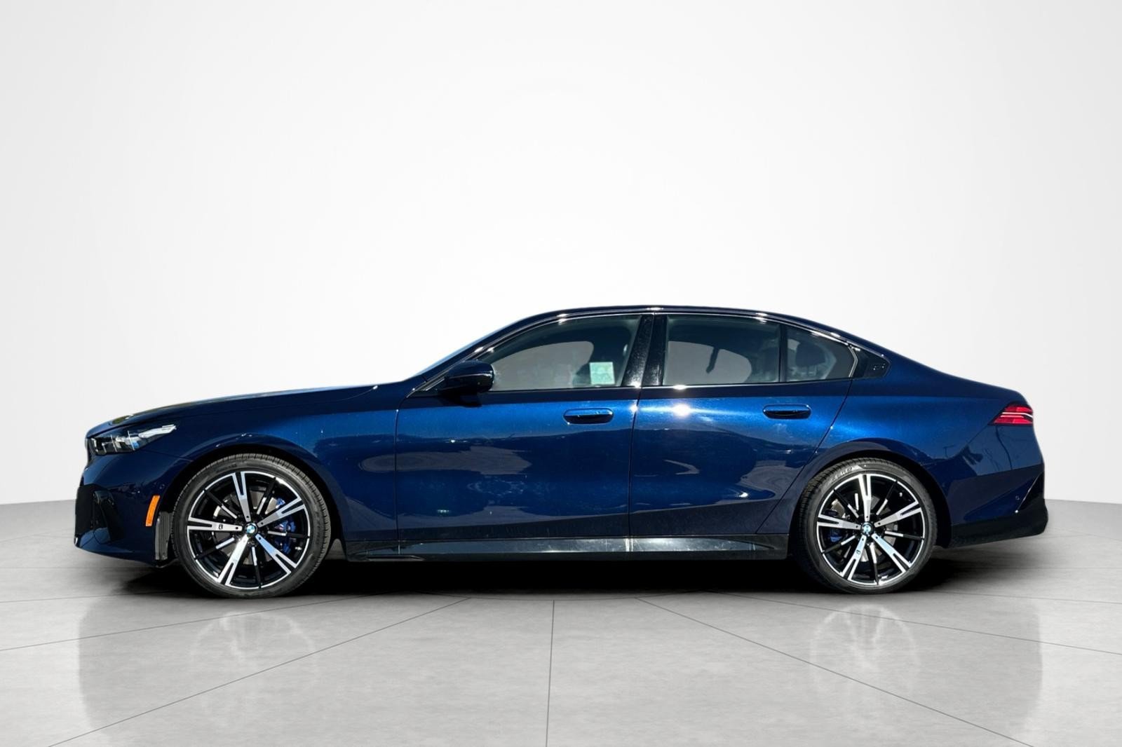 Used 2025 BMW 530i xDrive w/ M Sport Package AWD/4WD image 2