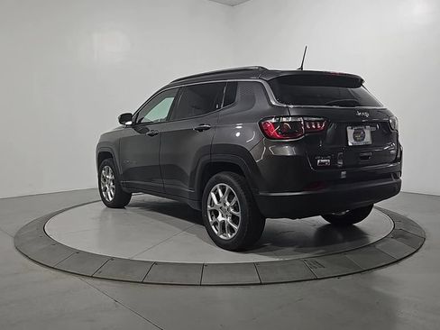 Used 2022 Jeep Compass Latitude w/ Mopar Graphics Package AWD/4WD image 3