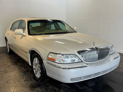 Used 2007 Lincoln Town Car Signature Limited RWD image 3