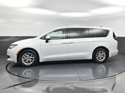 Used 2023 Chrysler Voyager LX FWD image 3