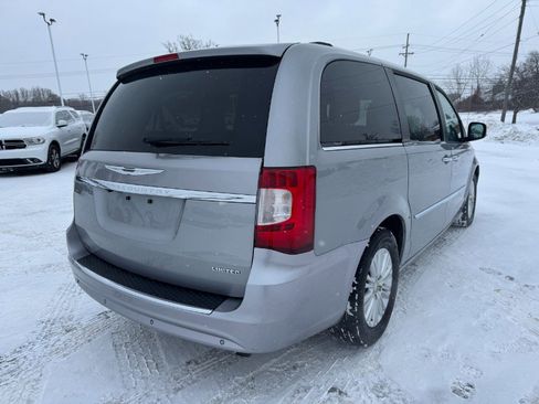 Used 2013 Chrysler Town & Country Limited image 5