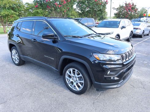 Used 2024 Jeep Compass Latitude AWD/4WD image 2