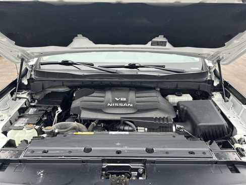 Used 2019 Nissan Titan SV image 22