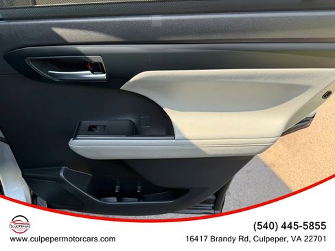 Used 2021 Toyota Highlander XLE FWD image 16