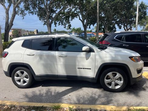 Used 2021 Jeep Compass Latitude w/ Sun and Sound Group FWD image 2