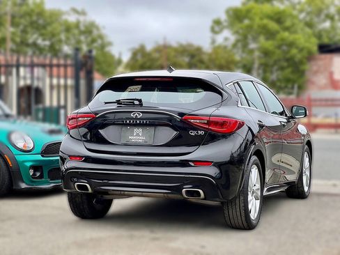Used 2017 INFINITI QX30 w/ Cargo Package FWD image 4