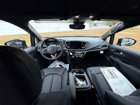 New 2026 Chrysler Pacifica Select image 12