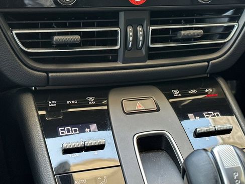 Certified 2022 Porsche Macan AWD/4WD image 21
