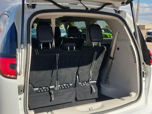 Used 2023 Chrysler Pacifica Touring-L FWD image 8