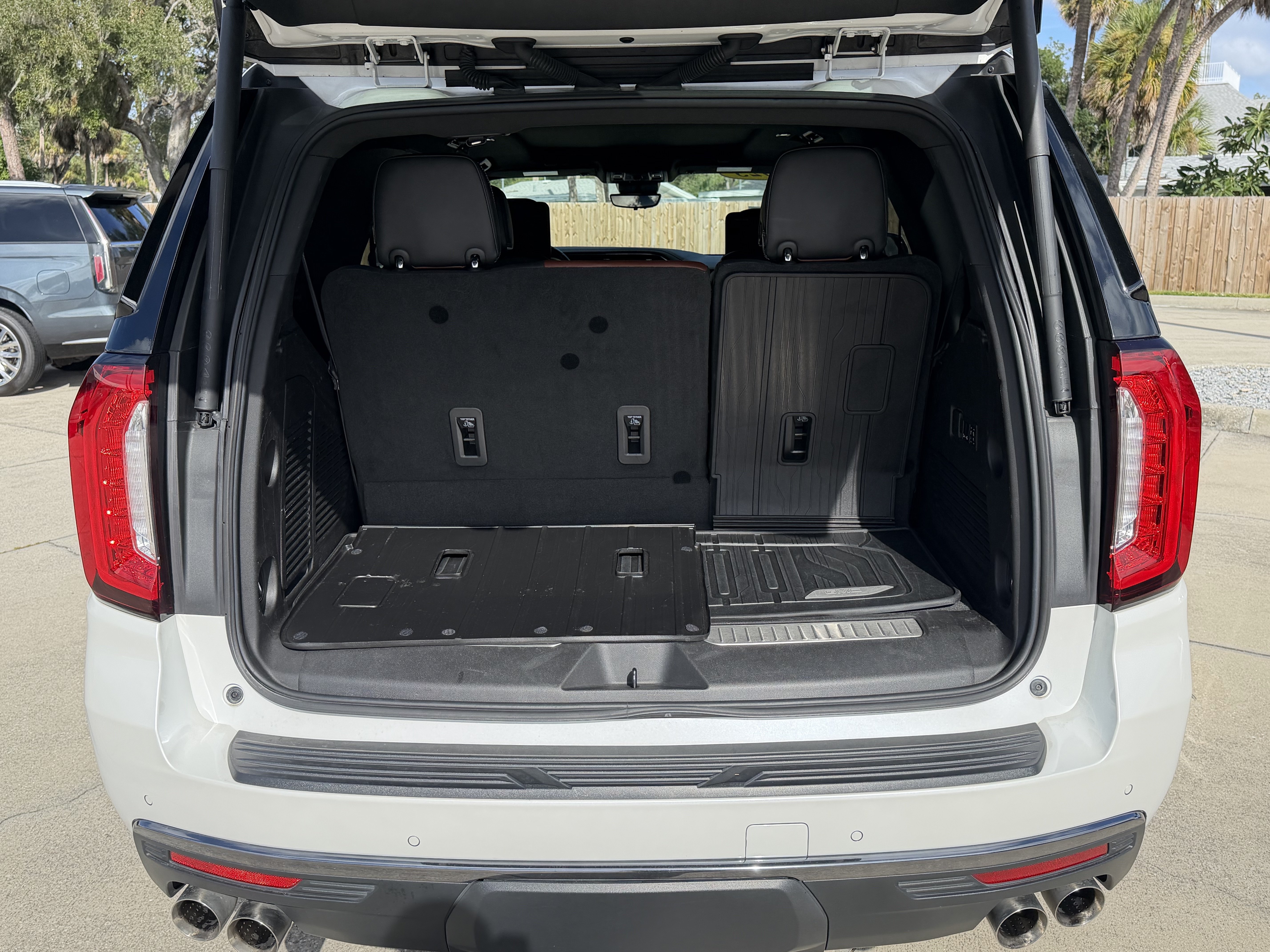 Used 2023 GMC Yukon Denali Ultimate w/ LPO, Floor Liner Package AWD/4WD image 11