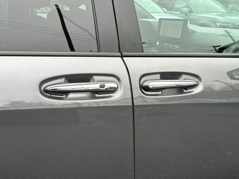 Used 2025 Toyota Sienna Limited image 9