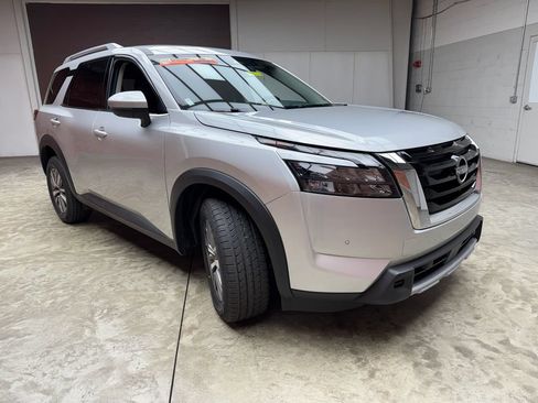 Used 2025 Nissan Pathfinder SL AWD/4WD image 7