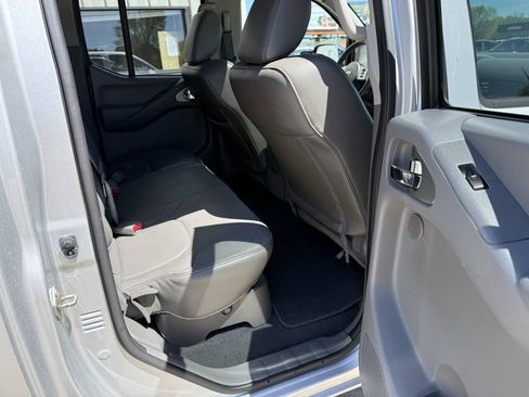 Used 2019 Nissan Frontier SL AWD/4WD image 12