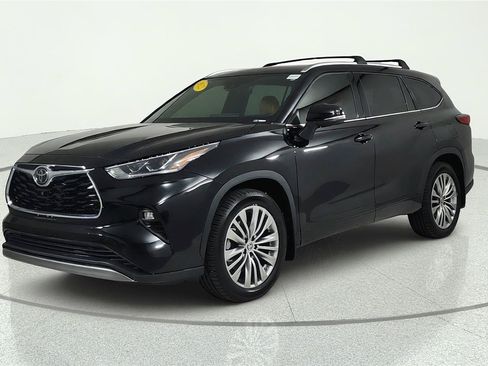 Used 2022 Toyota Highlander Platinum AWD/4WD image 2