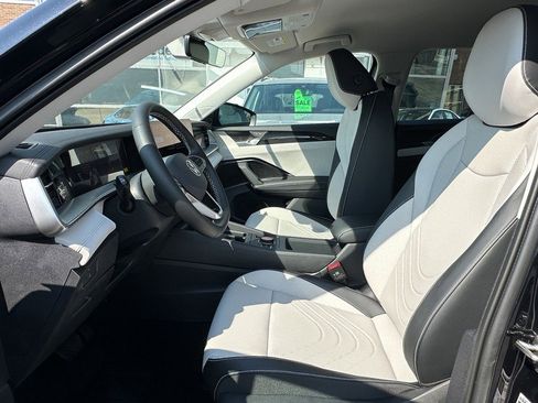 New 2025 Volkswagen Tiguan SE image 15