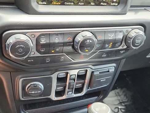 Used 2022 Jeep Wrangler Unlimited Sahara w/ Cold Weather Group AWD/4WD image 15