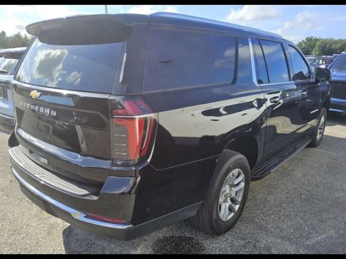 Used 2025 Chevrolet Suburban LS RWD image 5