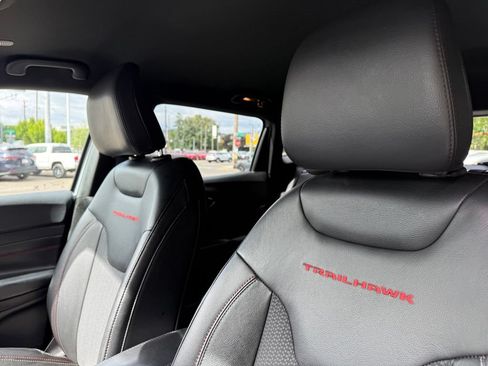 Used 2025 Jeep Compass Trailhawk AWD/4WD image 15