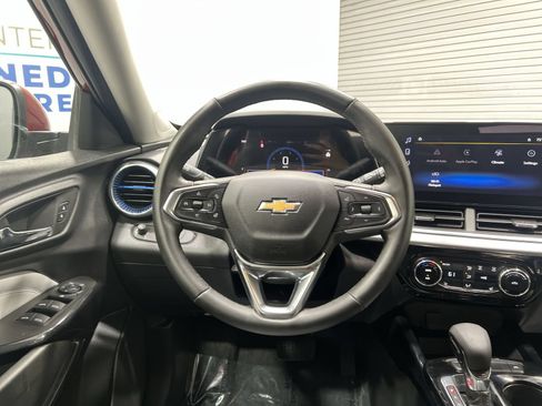 Used 2025 Chevrolet Trax LT w/ Driver Confidence Package FWD image 14