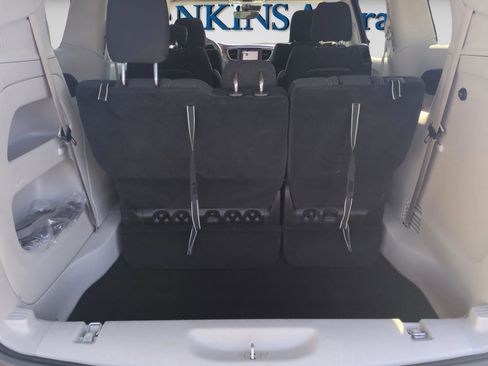 Used 2023 Chrysler Voyager LX image 13
