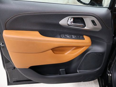 New 2026 Chrysler Pacifica Pinnacle w/ Trailer Tow Group image 11