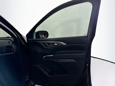 Used 2025 Chevrolet Traverse LT image 34