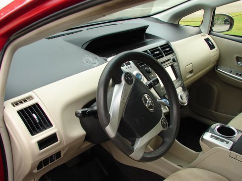 Used 2014 Toyota Prius V image 8