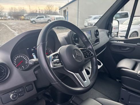 Used 2022 Mercedes-Benz Sprinter 2500 image 3