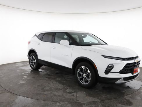 Used 2025 Chevrolet Blazer LT FWD image 2