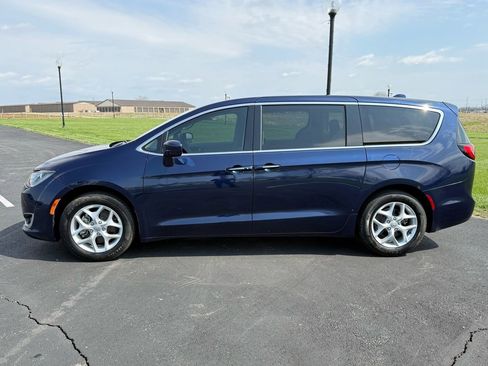 Used 2018 Chrysler Pacifica Touring Plus w/ Tire & Wheel Group image 8