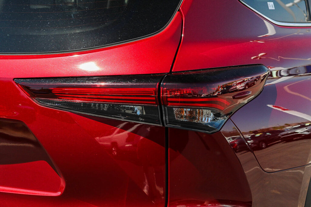 Used 2025 Toyota Highlander LE FWD image 27