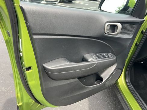 Used 2024 Hyundai Venue SEL FWD image 11