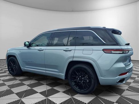 Used 2022 Jeep Grand Cherokee Summit w/ Luxury Tech Group V AWD/4WD image 24