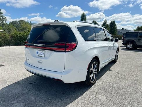 Used 2024 Chrysler Pacifica Pinnacle image 4