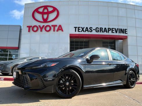 Used 2026 Toyota Camry SE FWD image 2