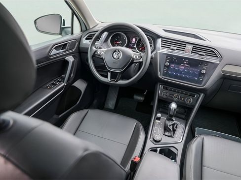 Used 2020 Volkswagen Tiguan SE w/ Panoramic Sunroof Package image 29