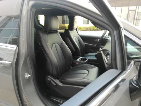 Used 2025 Chrysler Pacifica Select FWD image 23