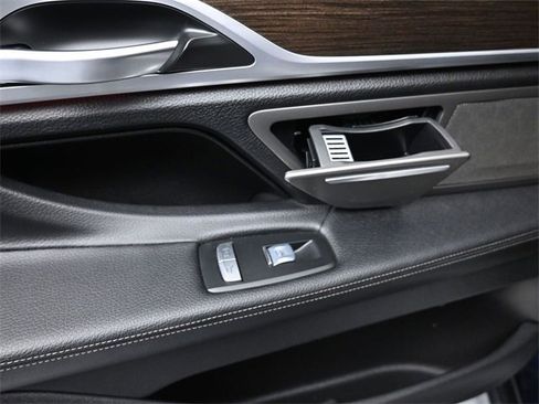 Used 2020 BMW 740i xDrive 740i xDrive w/ Cold Weather Package image 28