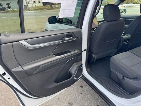 Used 2025 GMC Acadia Elevation image 37