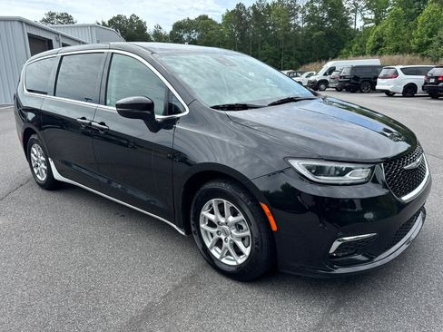 Used 2023 Chrysler Pacifica Touring-L FWD image 3